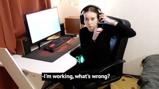 -I'm busy, I'll be free in an hour, be patient.